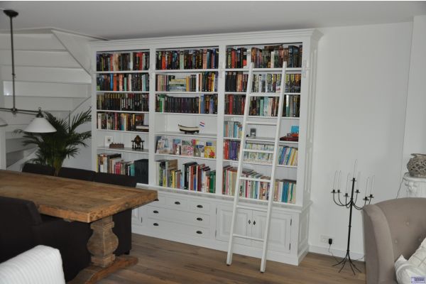 Kast uit delen gemaakt