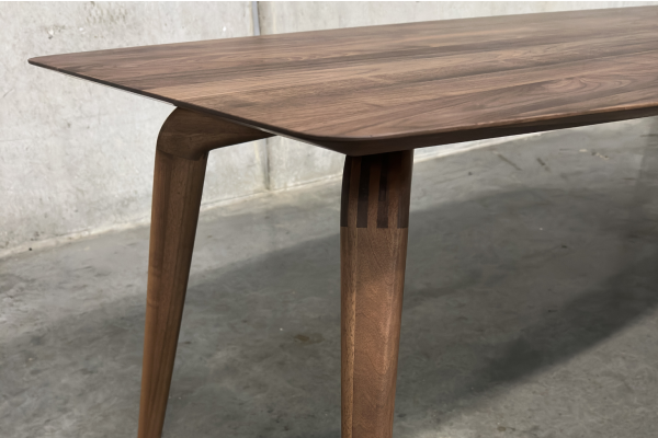 Catch of the Day Eetkamertafel notenhout