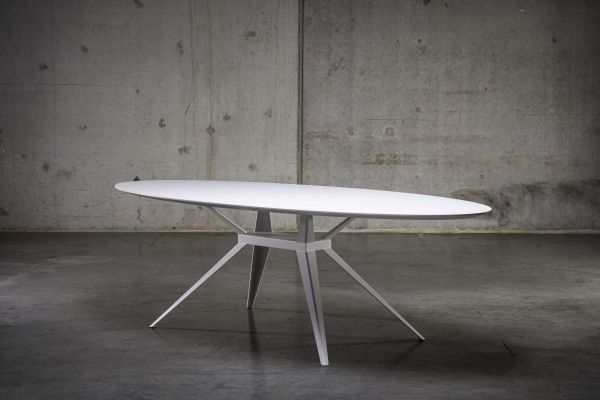 Zwaan eettafel notenhout | Seuren Tafels